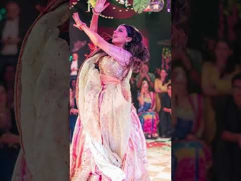 Hania Aamir setting dance floor on fire at Mehndi function of Yashma Gill's sister Arooba 💃 #fashion