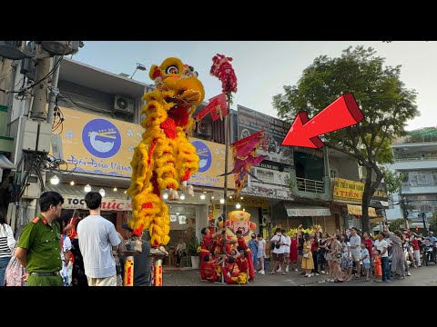 Thót Tim Quá Nguy Hiểm Múa Lân Leo Cây Lấy Lì Xì Té Cắm Đầu Người Xem Vây Kín