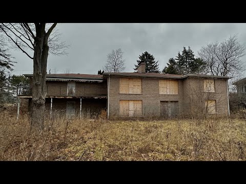 Exploring a Mysterious ABANDONED 1960’s House I Found Forgotten In The Middle Of The Woods