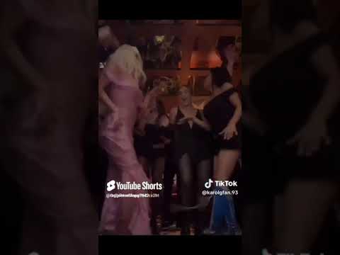 Becky G y Karol G Bailando