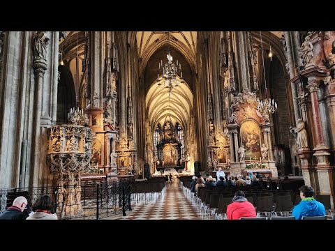 비엔나 랜드마크 슈테판 대성당 Stephansdom 빈의 심장부 슈테판 광장에 있는 로마네스크와 고딕 양식이 혼재된 대성당 다양한 색상의 지붕 빈의 랜드마크가 된 역사의 산 증인