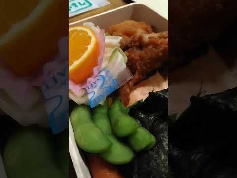 広島の むすびのむさしの若鶏弁当　お子さまおむすび弁当のおむすびは にこにこ顔になってるよ