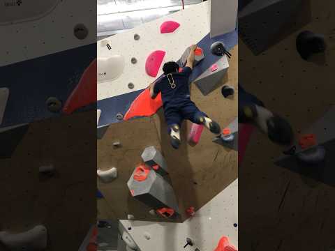 Fun overhang problem! #Bouldering