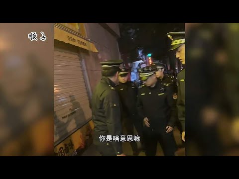 “凌晨12点城管过来开单”男子摆摊，这么晚了都不让摆，很不解！