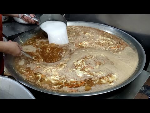 Taiwan style breakfast - Giant Fried Noodles , Pork thick soup Making /巨大炒麵 ,肉焿製作-Taiwan Street Food