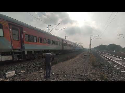 12652 तामिलनाडु संपर्क क्रांति सांची से पूरी रफ्तार से निकालते हुए। Tamil Nadu Sampark Kranti