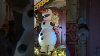 Olaf in Mickey’s Once upon a Christmastime Parade #disney #disneyworld  #frozen