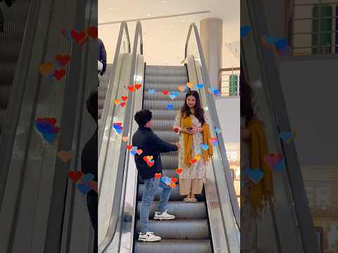 Propose prank ￼🔥😂 on Escalator #shorts #bhojpuri #love #song #funny #treandingprank #funnyvideo ￼