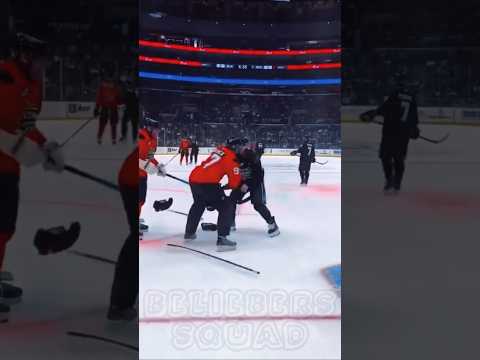 Justin Bieber takes off Jeremy Roenick's red hockey jersey #justinbieber #justinbeiber #celebrity