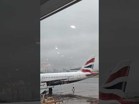 Airbus A319 "BabyBus" BA being inspected for departure.