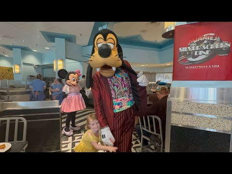 Goofy at Minnie’s Silver Screen Dine