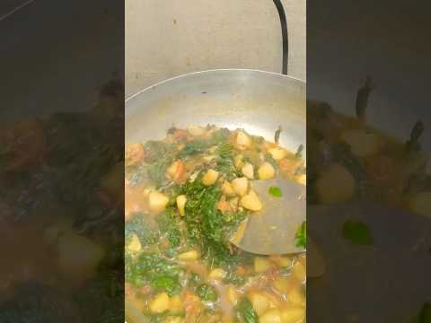 पालक आलू की सब्जी सुबह के नाश्ते के लिए तैयार #shorts #village recipe #desi food 🥘🌄