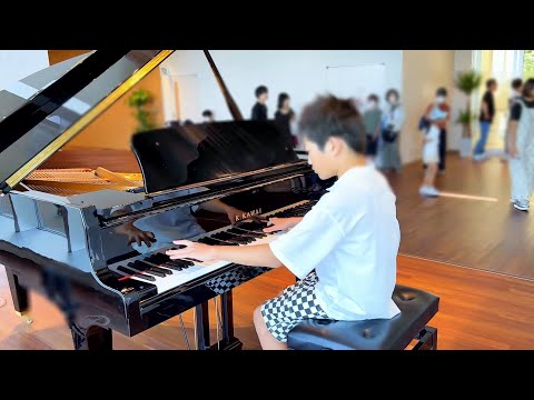 11-Year-Old Plays Beethoven's "Moonlight Sonata (3rd)" on a Grand Street Piano Like a Concert Hall