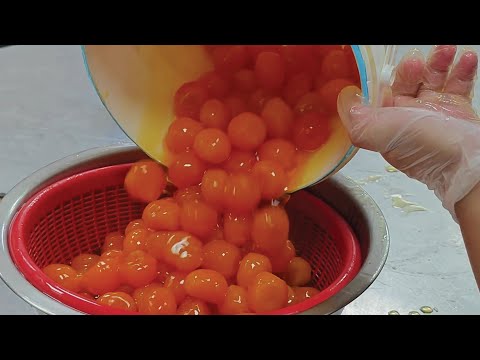 Taiwanese tradition pastry ! Salted Duck egg Yolk pastry Making/經典波蘿蛋黃酥,古早味綠豆椪製作 -Taiwan Street Food