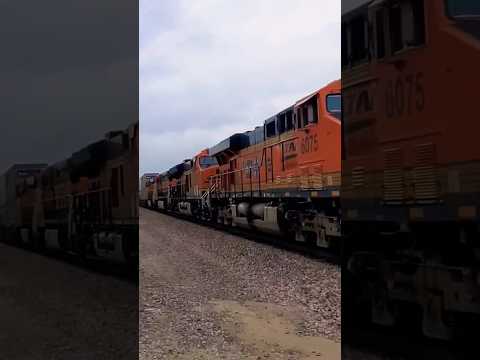 HIGH SPEED Z TRAIN WITH 25TH ANNIVERSARY UNIT LEADING! #railroad #bnsfrailroad #bnsf