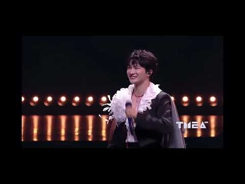 #周深 亮相2024TMEA腾讯音乐娱乐盛典献唱歌曲《小美满》