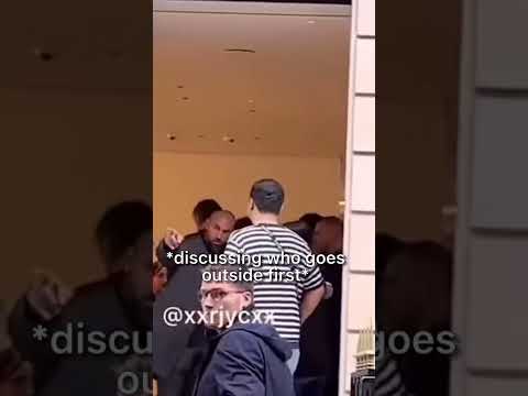 Lisa and V interaction  at celine in Paris  -         🌼💦-