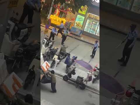 11月19日，广州西华路。爆棚棋牌馆门口，老人瘫坐在地上，持刀与4名警员对峙，最后被警察开枪击毙。