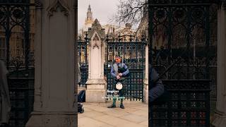 Bagpiper #bagpiper #bigben #fairytalesoflondon #londonbylondoners #londonwalk #londonlife #london4k