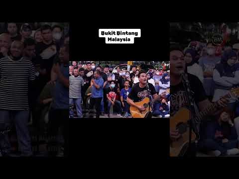 Street singer Bukit Bintang Malaysia #balaggantravels #streetsinger #bukitbintang #malaysia #kualal