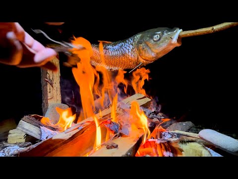 釣った魚を焚き火で丸焼きにする