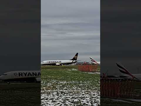 Boeing 737 Ryanair taxi to runway 23L.