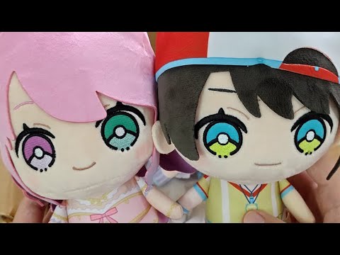 Subaru and Luna hold hands - Unboxing hololive merch