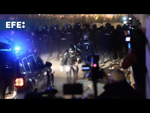 Tumultos en Bucarest tras la inhabilitación del ultra Georgescu dejan 13 policías heridos