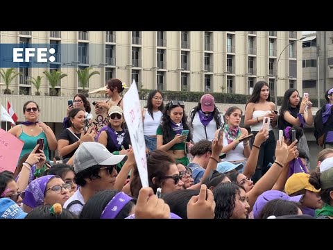 Miles de mujeres marchan en Perú por igualdad de género y contra violencia machista