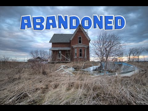 Exploring a Spine-Chilling Abandoned Ontario Farmhouse! 😱🏚️