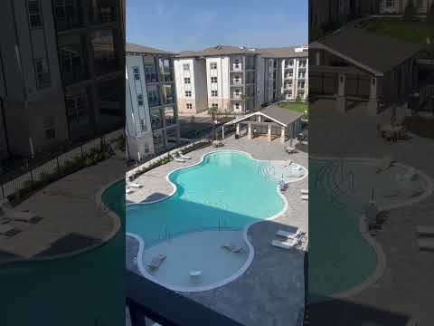 Resort Style Pool Salt Water Pool w/Tanning Ledge and Wi-Fi Sundeck