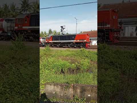 Lokomotif RnB di stasiun Rewulu