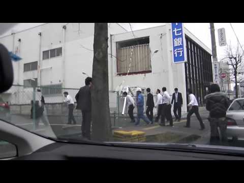 【震災動画】仙台市泉区　震災その時　車内から撮影 0:07 壁崩落　0:27 子供飛び出し