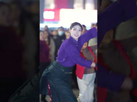 Qvzhen, Tibetan woman dancing with smile is so charming❤️