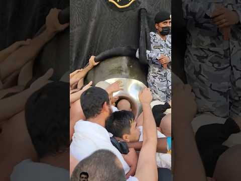 People Desperately Trying To Kiss Hijrah E Aswad #kaaba #live #hajj