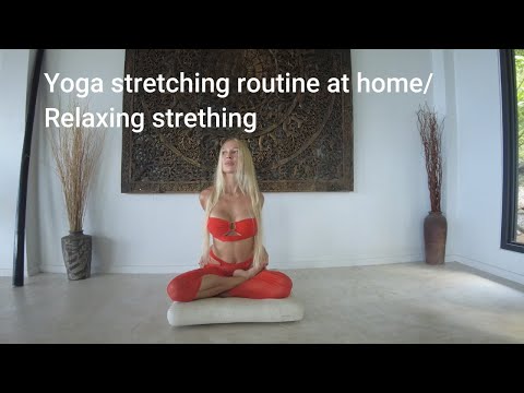 Yoga stretchig the back at home. Relaxing #hotstretching #hotyoga #flexibiliti #yogachallenge