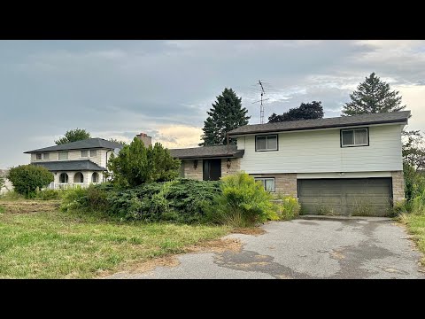 Incredible ABANDONED 1980’s Dream Mansion In a Neighbourhood Left Completely Forgotten