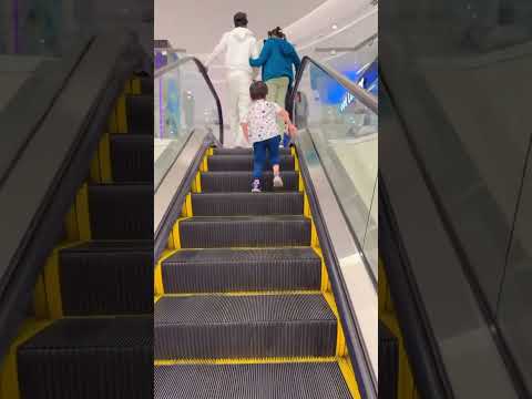 Joyful😍🥰🥳 little kid ascending the #escalator😜😃