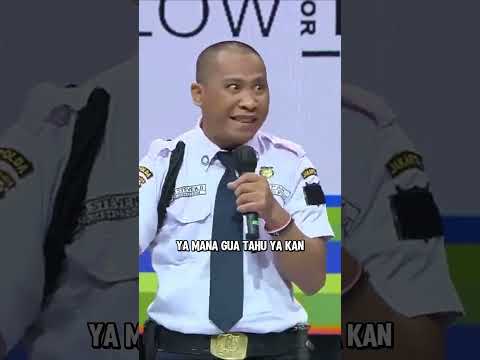 JANGAN TANYA ANEH-ANEH KE SATPAM! #shorts #standupcomedyindonesia #riodumatubun