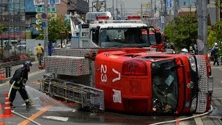 大阪府八尾市で消防車横転