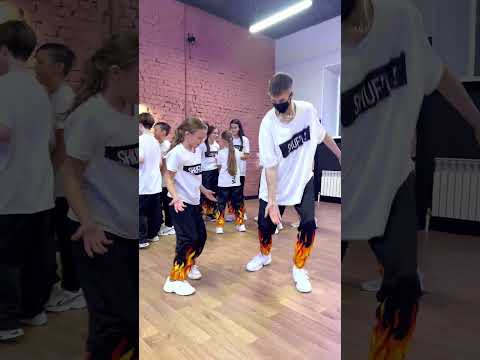 TEACHING SHUFFLE ⭐️ LITTLE GIRL DANCING TREND 😱🔥 ASTRONOMIA