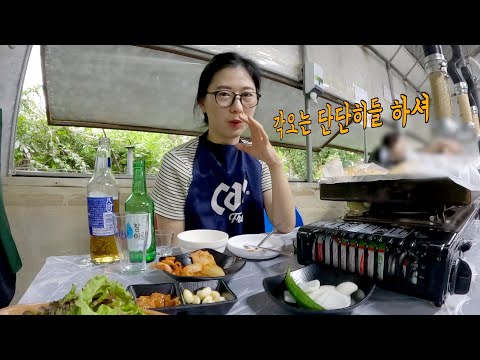 A place to eat inside a greenhouse. But the problem is it's too hot...