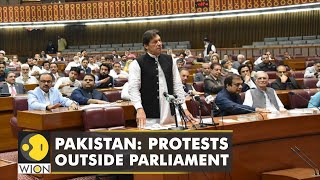 Pakistan: Protests outside Parliament ahead of a vote on Imran Khan's new controversial mini-budget