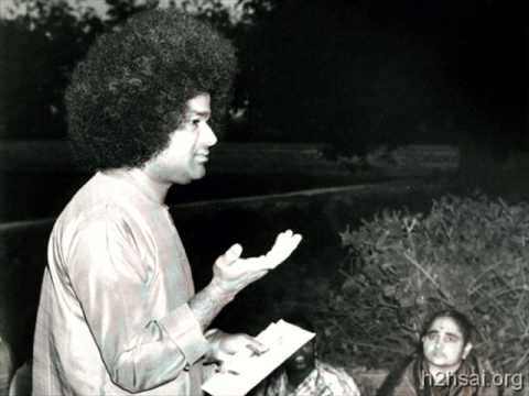 Sri Sathya Saibaba singing "Madhura Madhura Murali Ghana Shyama" Bhajan