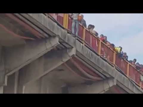 A flood of faith in Maha Kumbh,but life at risk! Devotees crossing the bank instead of the bridge,