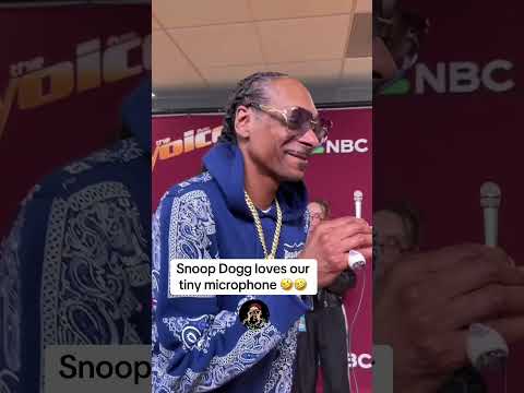 Snoop Dogg freestyling with a tiny mic