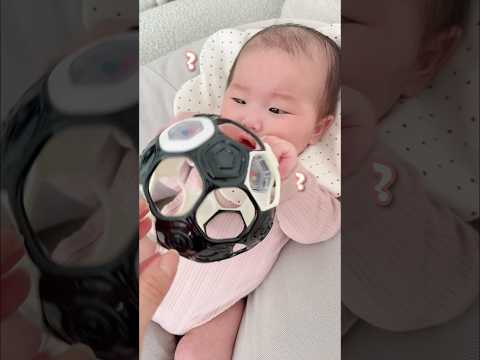 初めてのおもちゃ⚽️喜ぶかと思ったのに怖いみたい😂 #赤ちゃん #生後3ヶ月 #baby #toys