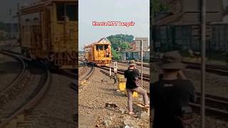 Kereta MTT Langsir Di Percabangan Stasiun Cikampek #shorts #railway #keretaapi #stasiuncikampek