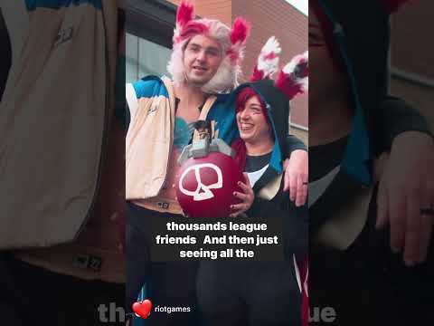 Xayah and Rahkan flew in to #worlds2022 ❤️ by Goff Cosplay