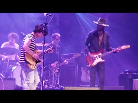 Gary Clark Jr and a lucky fan perform catfish blues. He Kills it!!